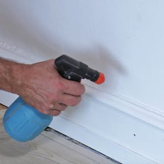 Iso rako seinän ja jalkalistan välissä: Sumuta saippuavettä saumaan Iso rako seinän ja jalkalistan välissä: Sumuta saippuavettä saumaan